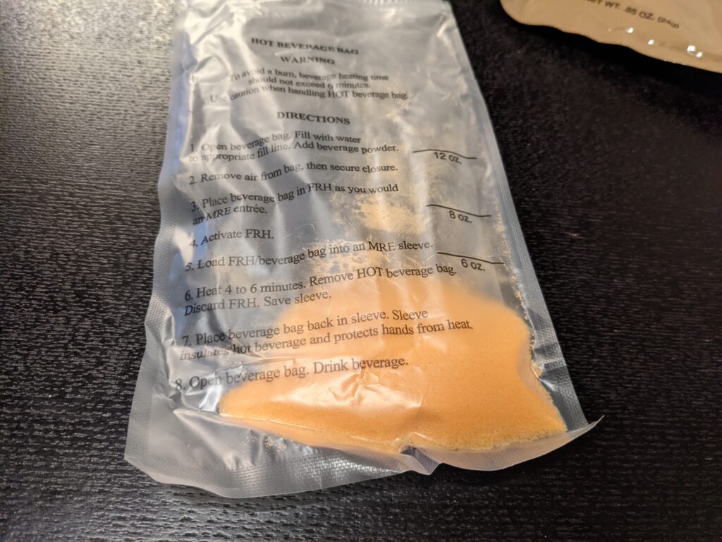 ベバレッジバッグにオレンジジュースの粉を入れる