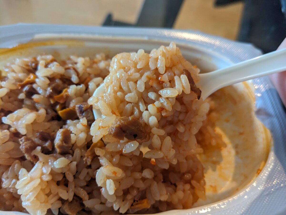 ストックライスのチキンライス一口