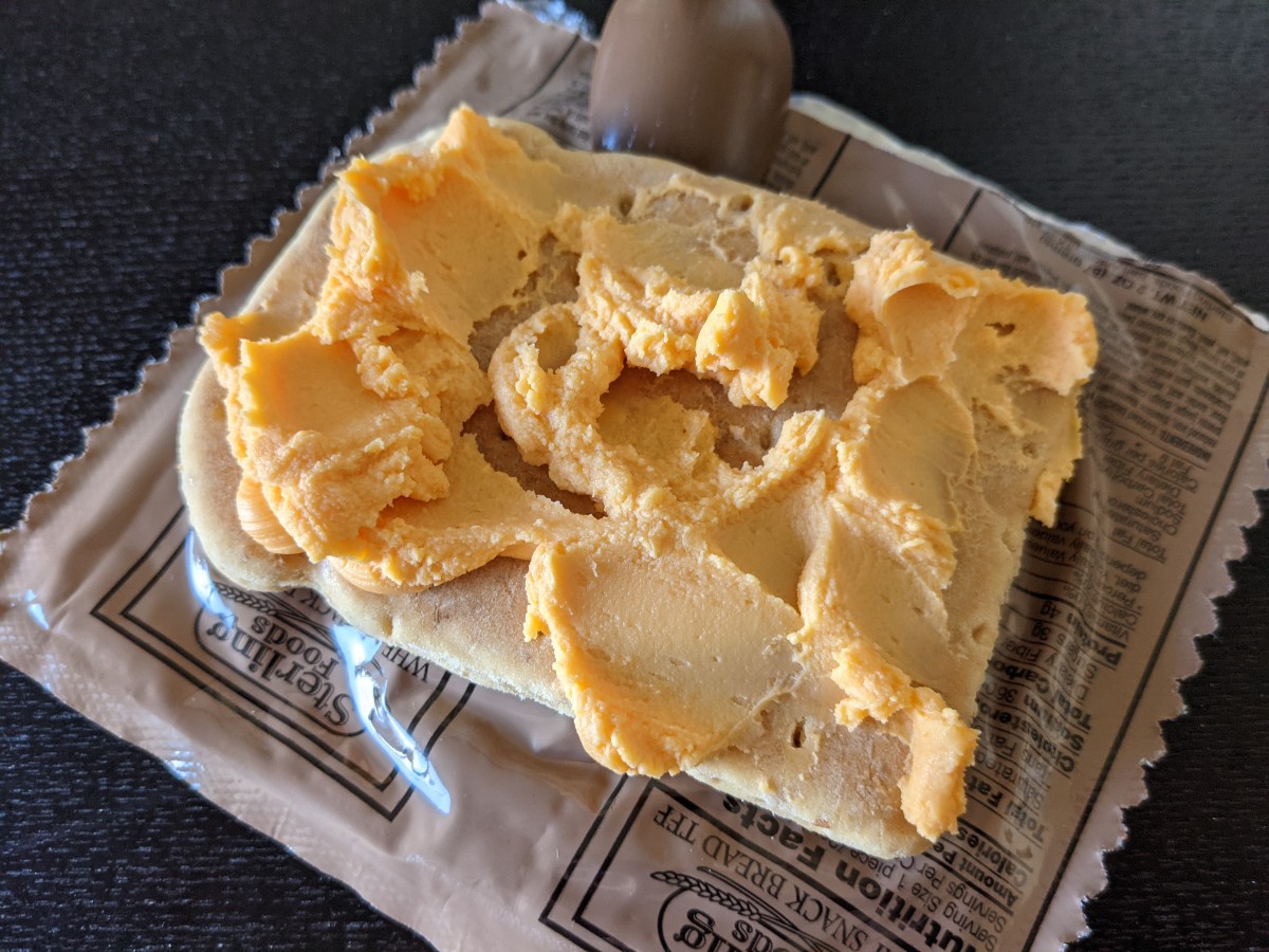 2017年製米軍MREメニューNo.18のパンにチーズスプレッド②