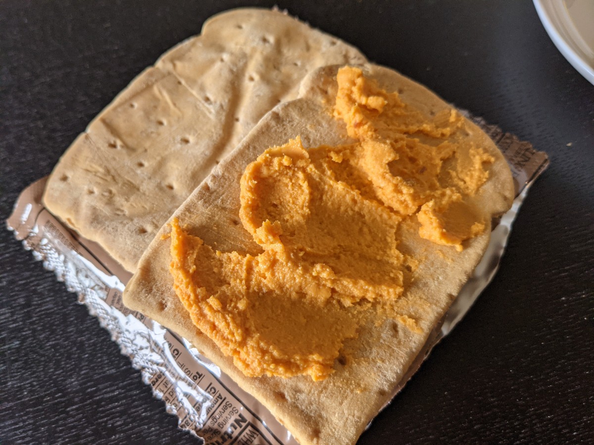 MREのパン（2枚入り）にチーズスプレッド