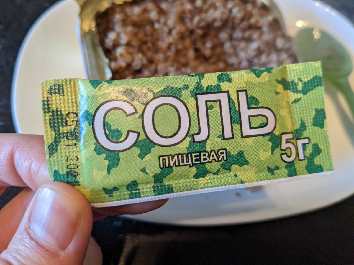 ロシア軍レーションの蕎麦の実のおかゆに塩