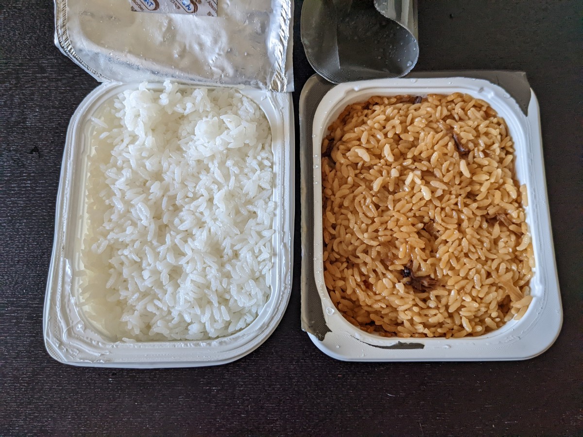 戦闘糧食Ⅱ型「かつおカレー煮」の白飯と五目飯開封