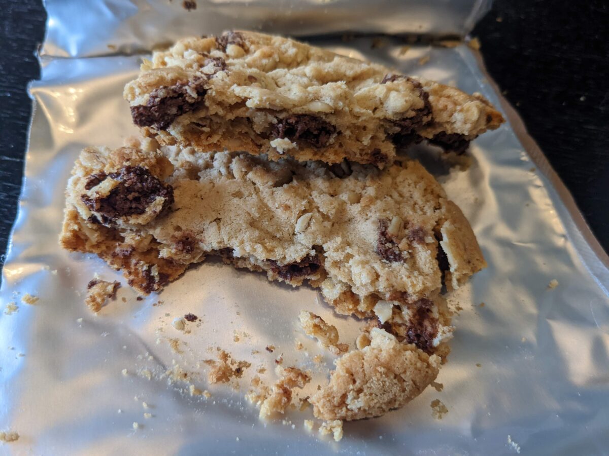 2018年製米軍MREメニューNo.23「PIZZA SLICE, PEPPERONI」のチョコチップクッキーの断面