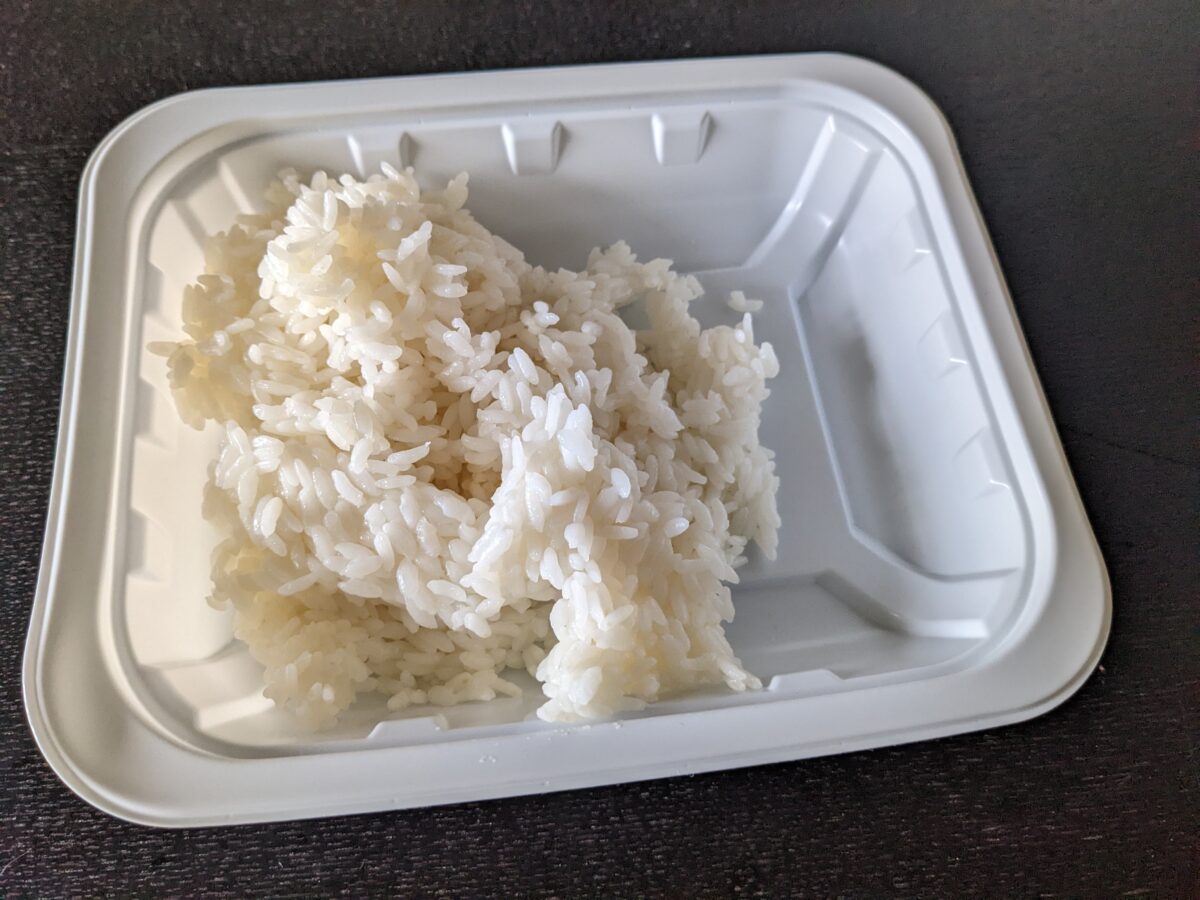 自衛隊戦闘糧食Ⅱ型「麻婆豆腐」白飯盛り付け