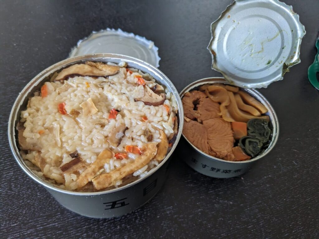 【自衛隊戦闘糧食Ⅰ型】五目飯&ます野菜煮実食レビュー!クセのかなり強いメニューです - MRE.JP