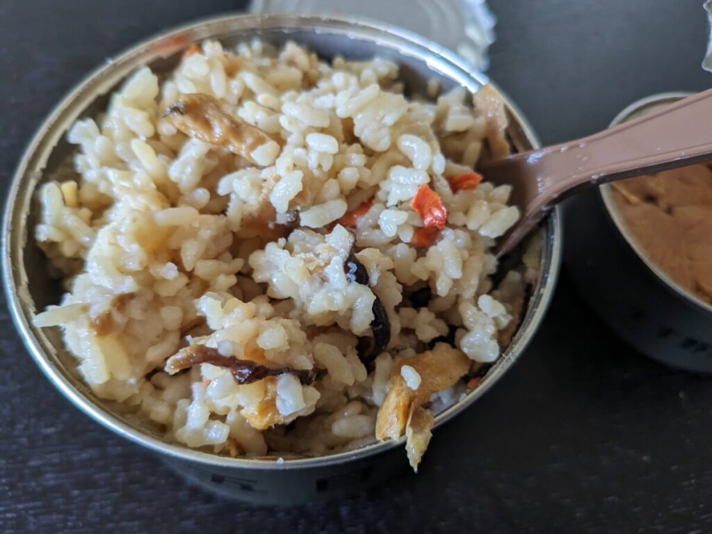 【自衛隊戦闘糧食Ⅰ型】五目飯&ます野菜煮実食レビュー!クセのかなり強いメニューです - MRE.JP