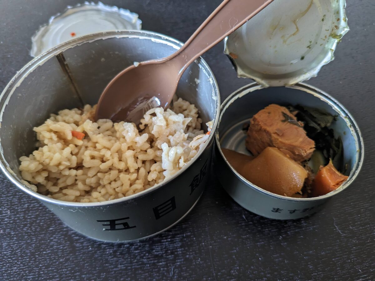 戦闘糧食Ⅰ型の「五目飯」と「ます野菜煮」半分完食
