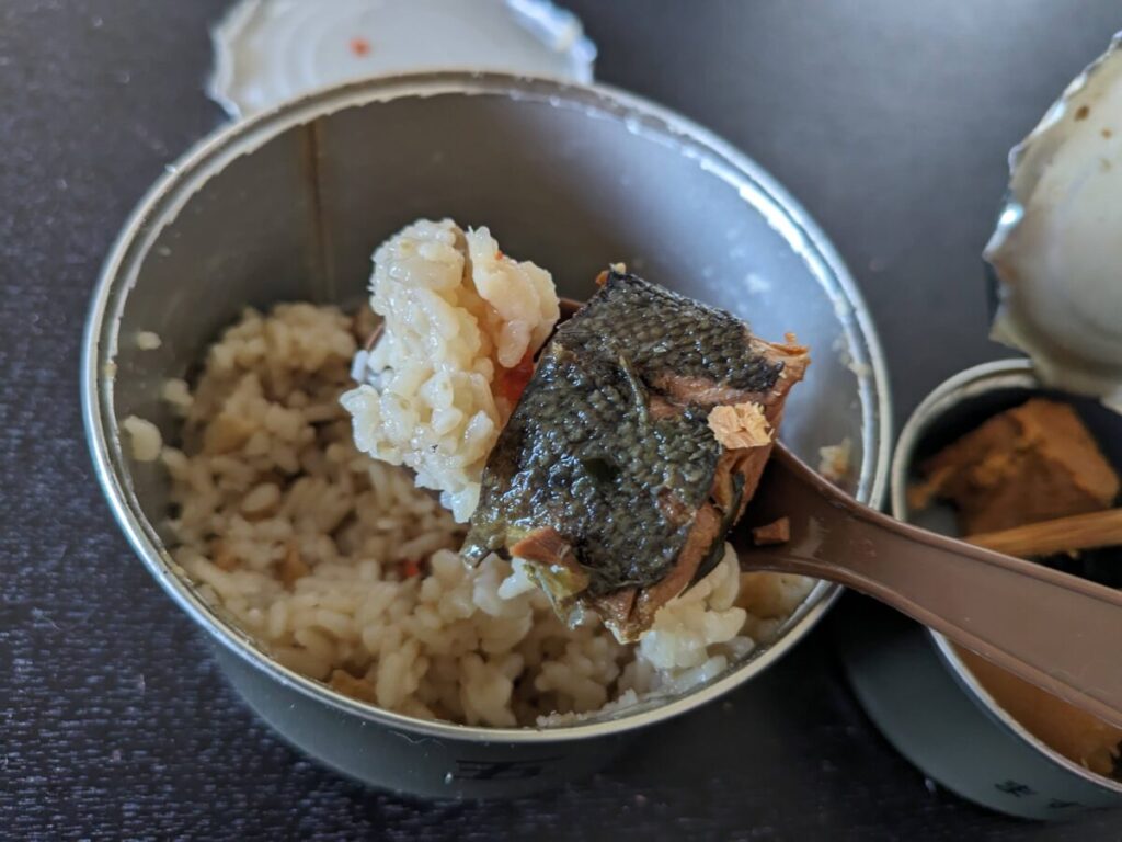 【自衛隊戦闘糧食Ⅰ型】五目飯&ます野菜煮実食レビュー!クセのかなり強いメニューです - MRE.JP