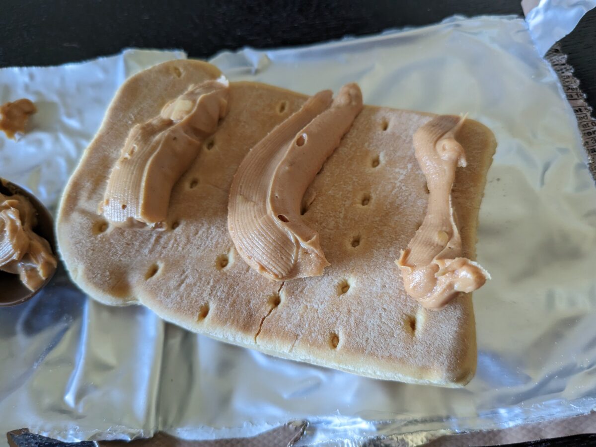 2019年製米軍MREメニューNo.22「BEEF GOULASH」のパンにピーナッツバター