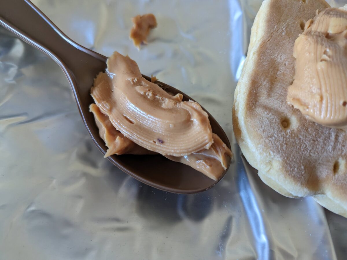 2019年製米軍MREメニューNo.22「BEEF GOULASH」のピーナッツバターをスプーンで