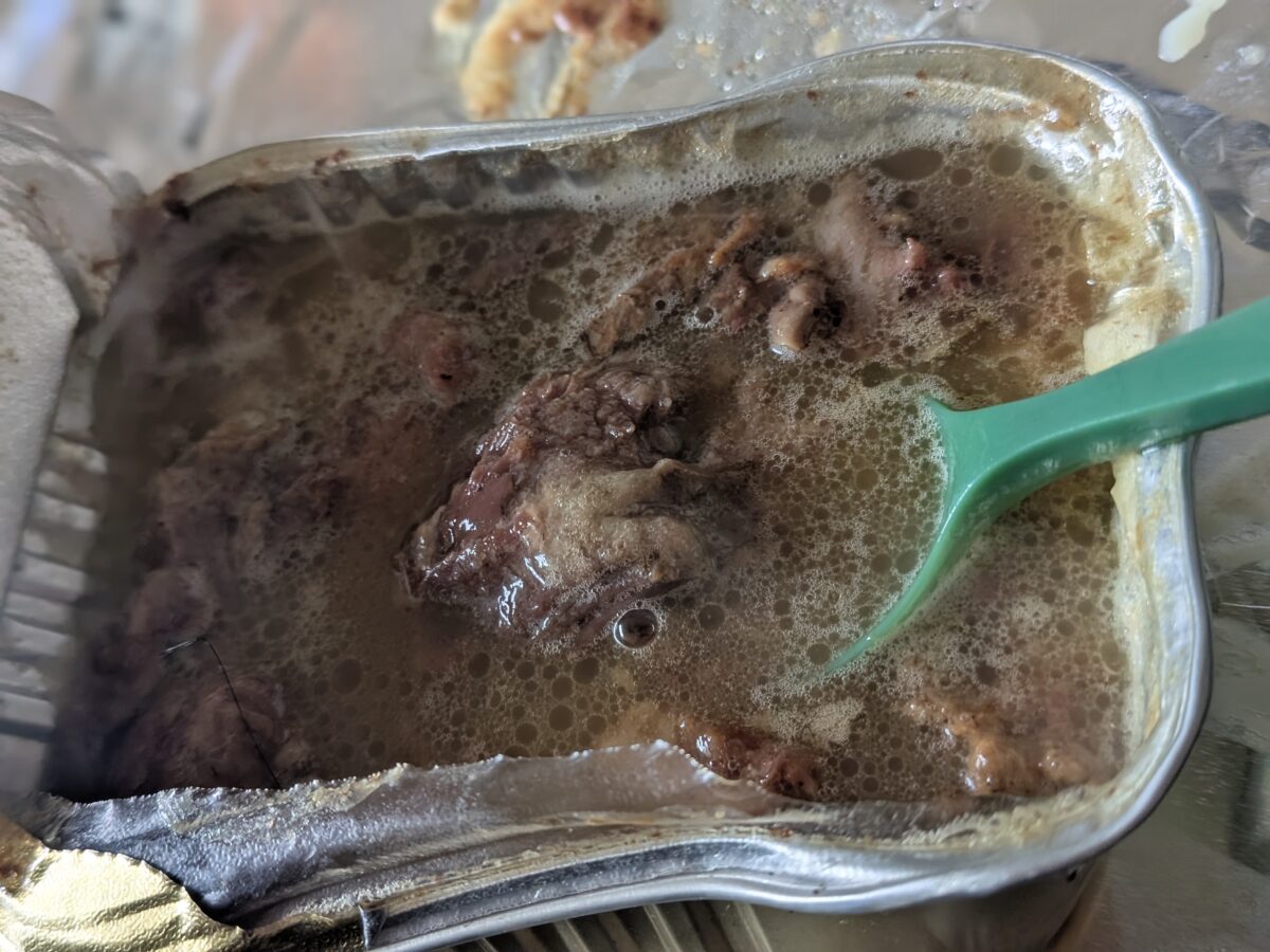 ロシア非常事態省のレーションのビーフシチュー実食中