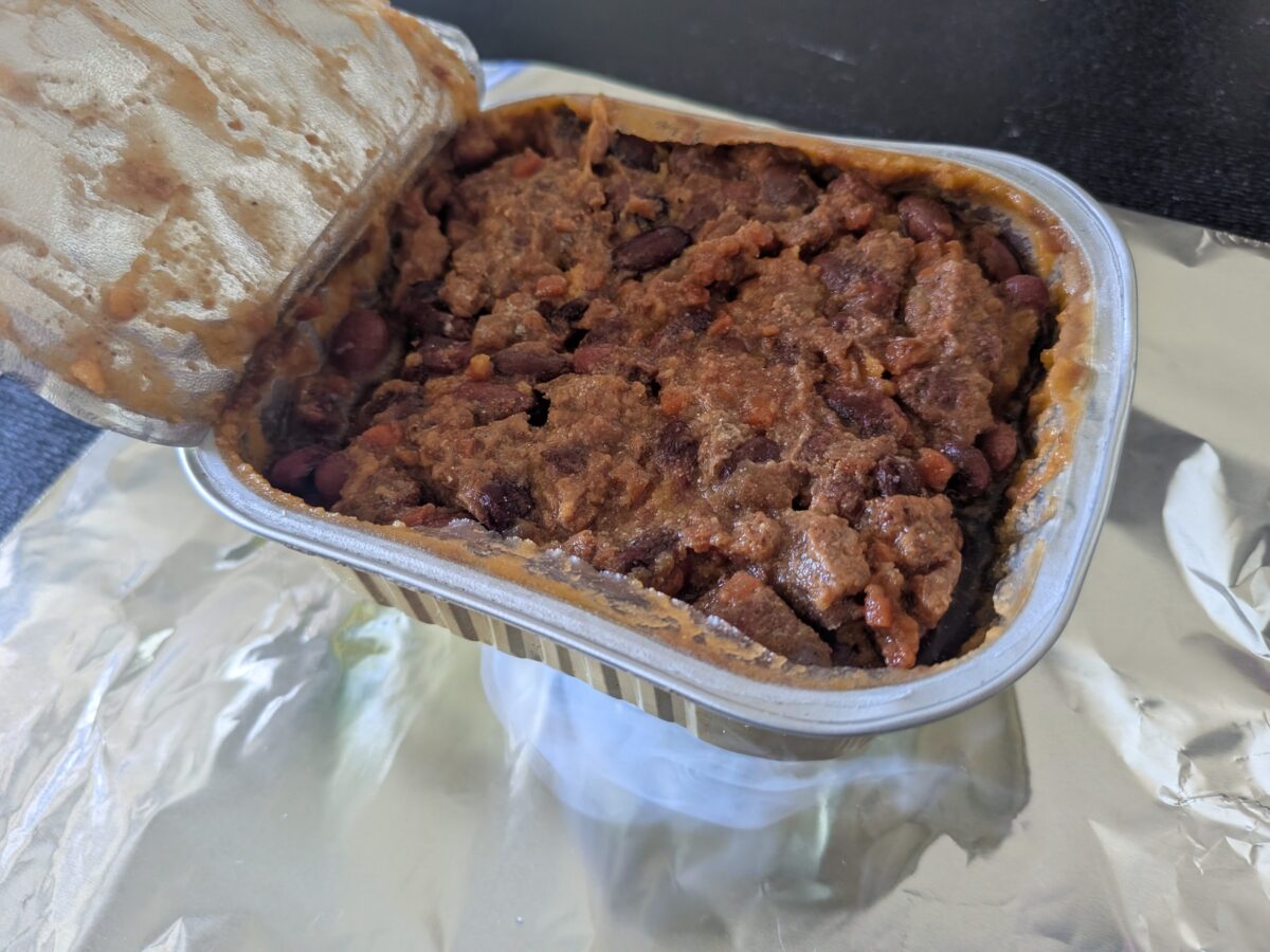 ロシア非常事態省のレーションの豆と肉の煮込み加熱前