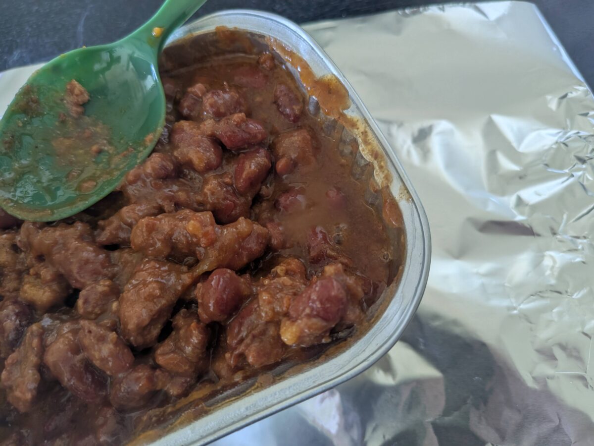 ロシア非常事態省のレーションの豆と肉の煮込みの加熱完了