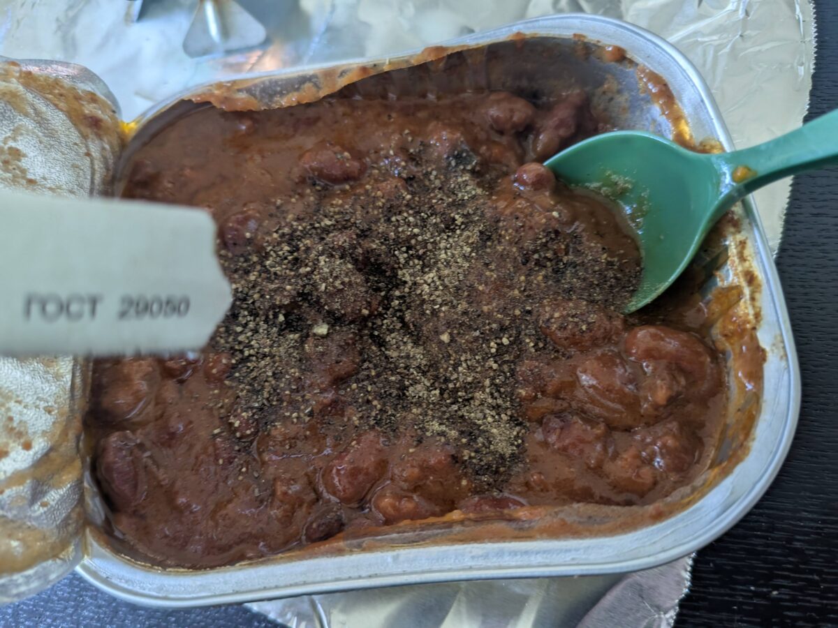ロシア非常事態省のレーションの豆と肉の煮込みにコショウ