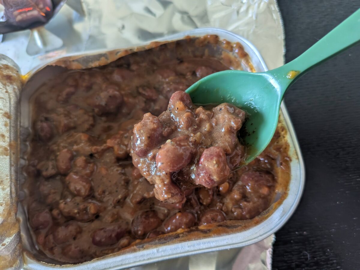 ロシア非常事態省のレーションの豆と肉の煮込み一口