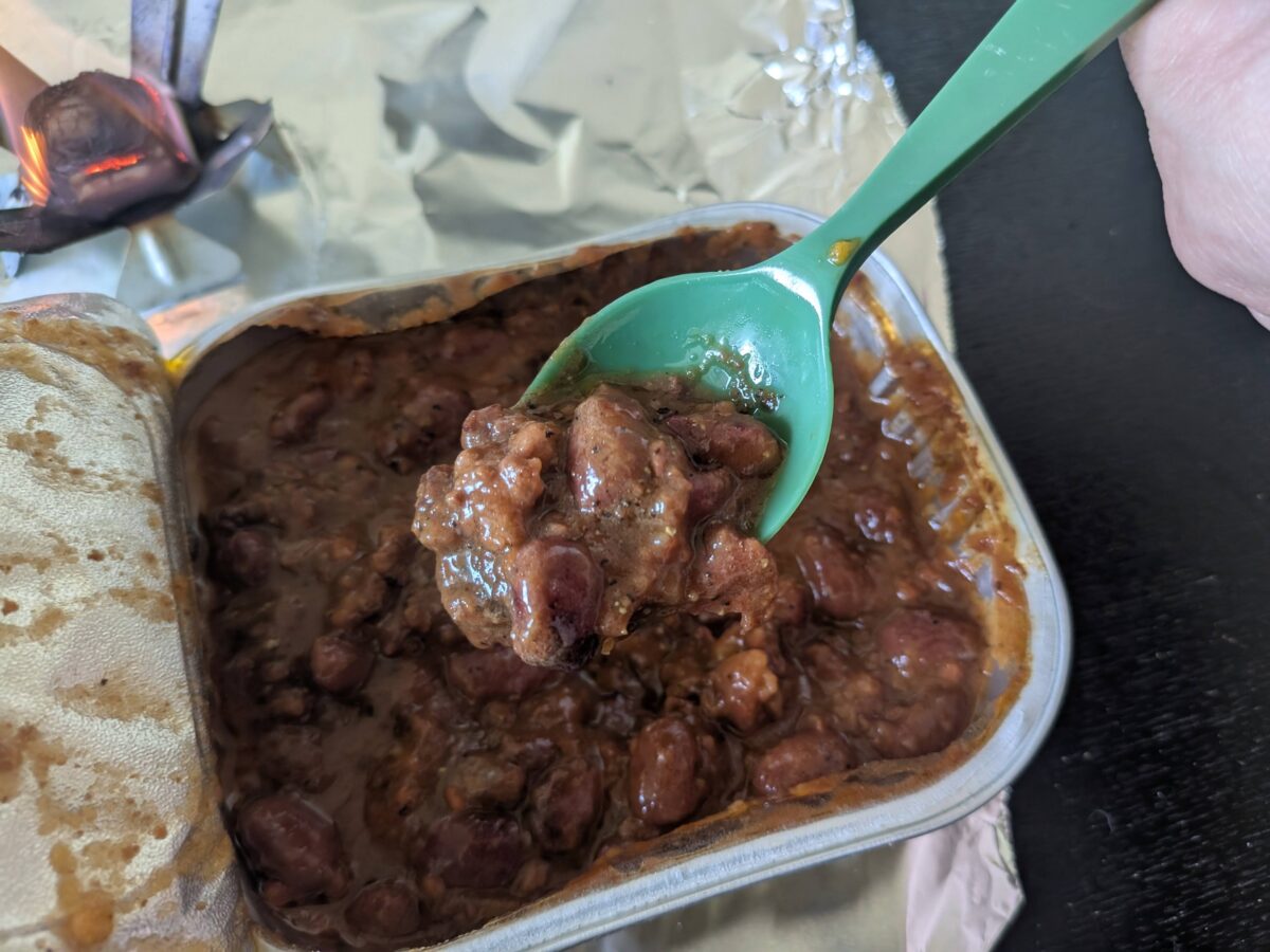 ロシア非常事態省のレーションの豆と肉の煮込み食べかけ