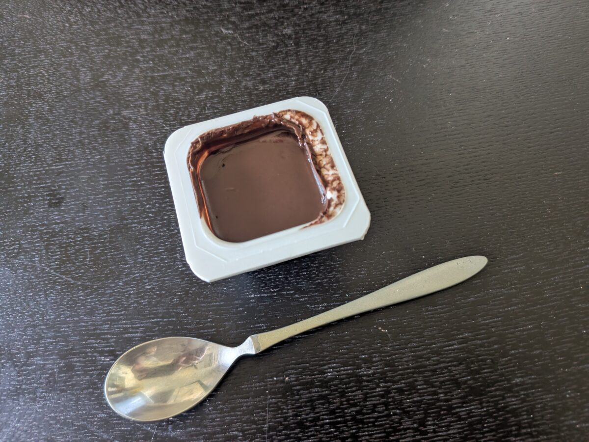 ロシア非常事態省のレーションのチョコペースト開封