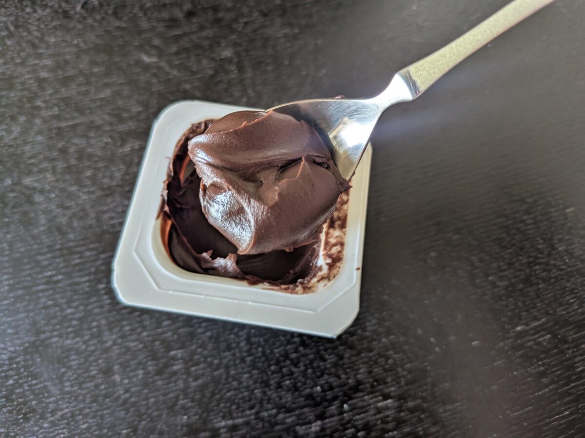 ロシア非常事態省のレーションのチョコペースト一口