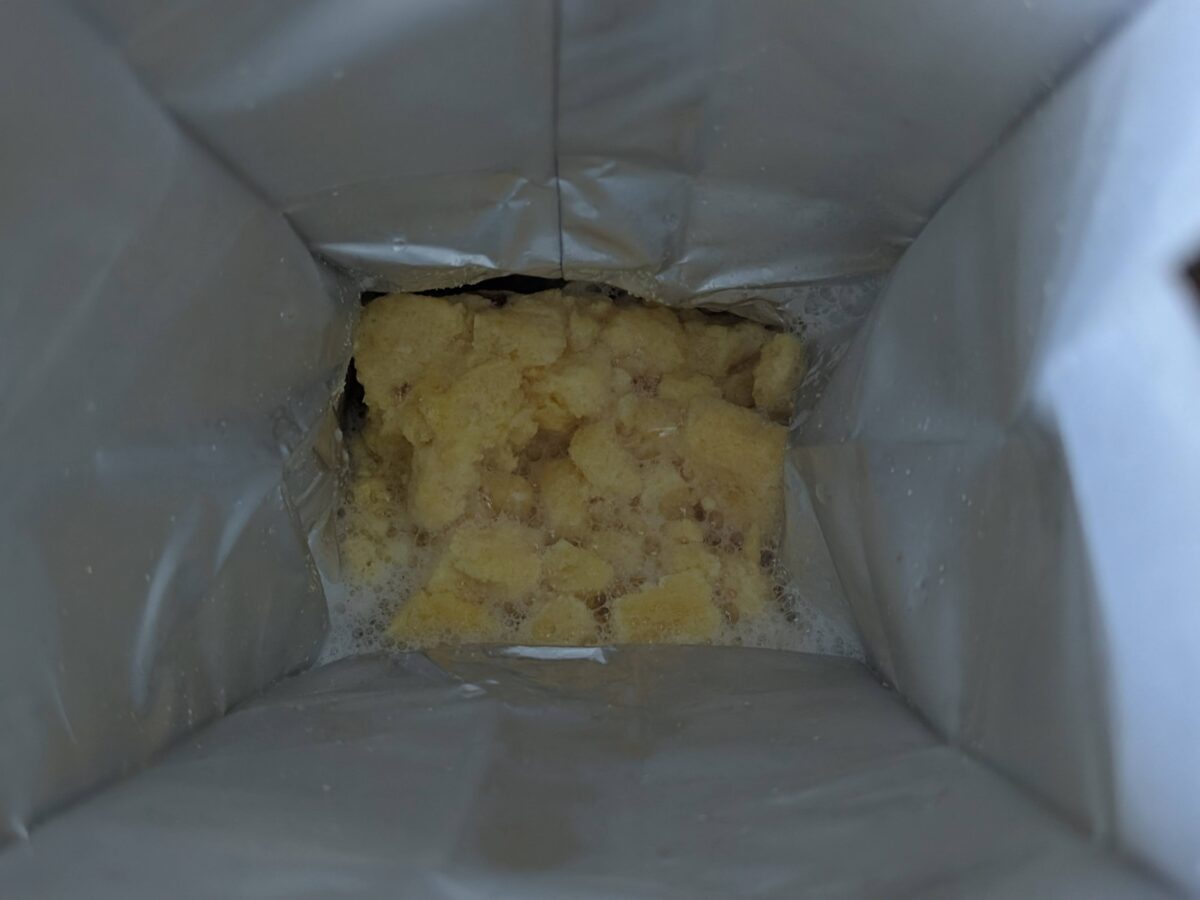 2019年製米軍MCWNo.11「ベーコン入りスクランブルエッグ」のメインにお湯